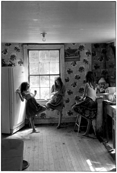 kimball-diamond-usa:

Three girls in kitchen, 1980 by William Gedney

Duke University Collections

